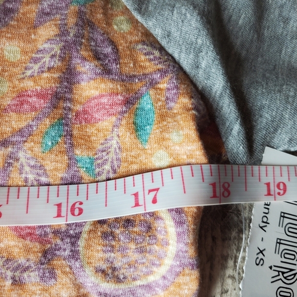 NWT LuLaRoe "Randy" 3/4 Sleeve Simply Comfortable Floral Top Women's Size XS - Picture 4 of 16